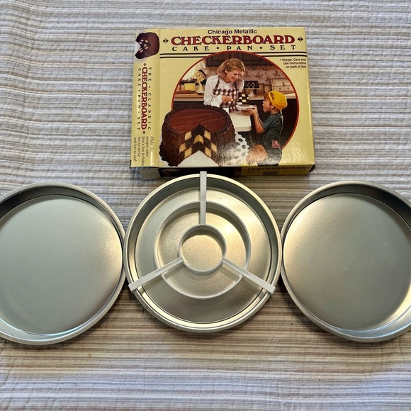 Vintage Chicago Metallic Checkerboard Cake Pan Set – 3 Pans, Divider, Box - Picture 2 of 9